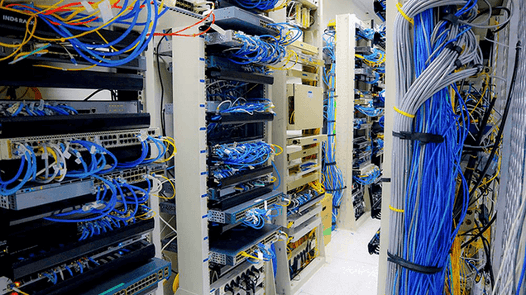 Instalasi kabel jaringan di dalam ruang server